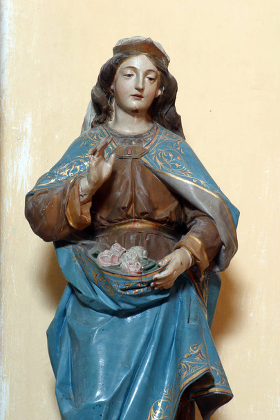 Szent Erzsébet, szobor a Szentháromság-templomban, a Barilovicki Cerovac-ben (Horvátország) - Fotó, kép