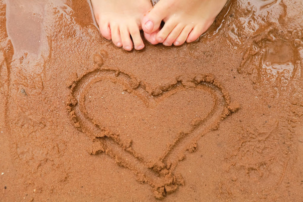 καρδιά που στην άμμο. παραλία φόντο. κάτοψη - Φωτογραφία, εικόνα