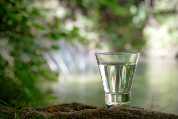 Стакан чистой воды, на природе. Концепция здоровой жизни
 - Фото, изображение