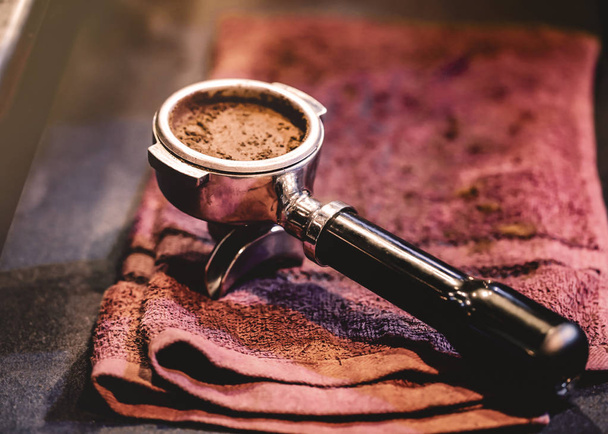 Espressomaschine brüht einen Kaffee. Kaffee in Gläser gießen i - Foto, Bild
