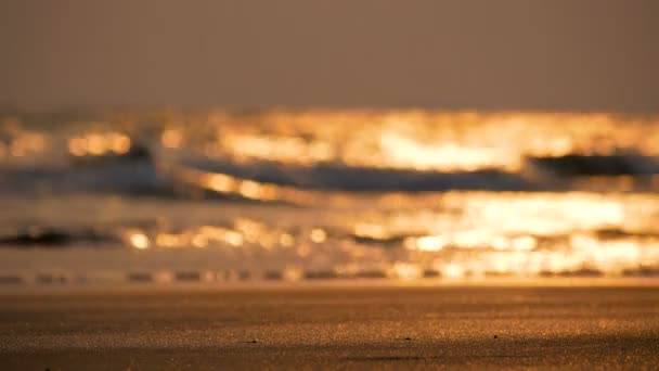 verschwommen und Bokeh Hintergrund mit Meereswelle und Sandstrand in der Dämmerung. die Schönheit des Flusses bei Sonneneinstrahlung. - Filmmaterial, Video