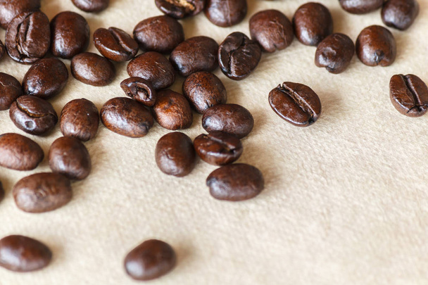 Gros plan de grains de café noir torréfiés
 - Photo, image