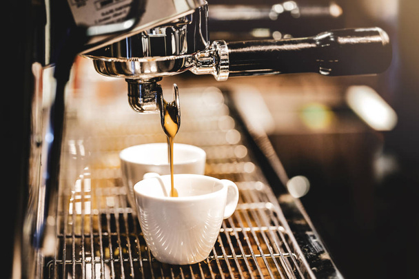 Máquina de café expreso preparando un café. Café vertiendo en vasos i
 - Foto, imagen