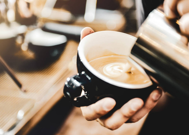 Espresso machine brouwen een kopje koffie. Koffie gieten in glazen ik - Foto, afbeelding