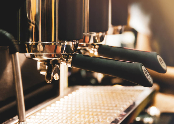 Μηχανή εσπρέσο παρασκευάζοντας έναν καφέ. Ο καφές χύνεται σε ποτήρια - Φωτογραφία, εικόνα