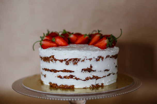 le beau gâteau aux fraises et crème sur la table
 - Photo, image