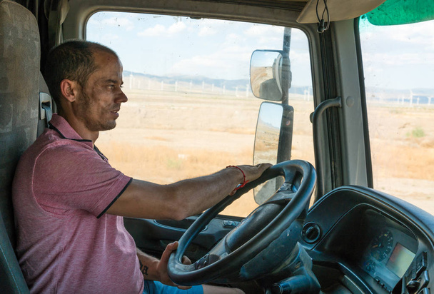 Güneşli bir günde çok çalışan kamyon şoförü - Fotoğraf, Görsel