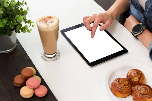 Frau mit Smartwatch mit Tablet im Café. Kaffee und Kuchen - Foto, Bild
