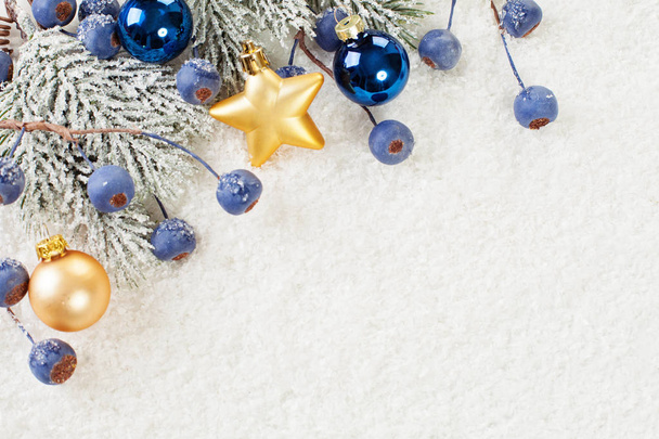 Weihnachten Hintergrund mit blauen Beeren, grünen Weihnachtsbaum Zweig  - Foto, Bild