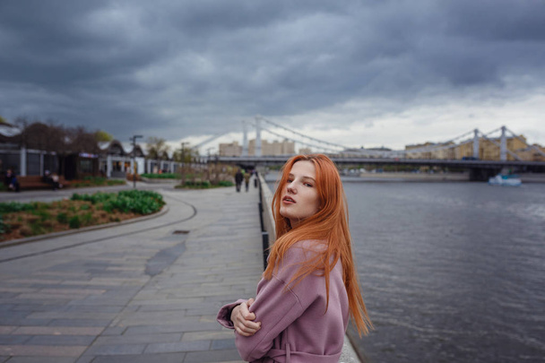 Şehir parkında yürüyen güzel kızıl saçlı kadının portresi. - Fotoğraf, Görsel