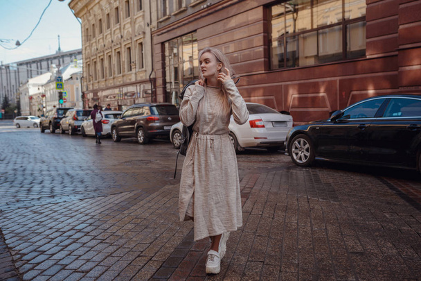 Beautiful woman walks through the streets of Moscow - Zdjęcie, obraz