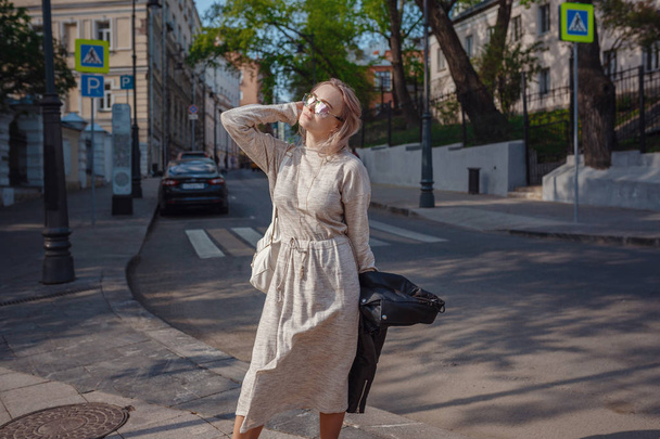 Beautiful woman walks through the streets of Moscow - Fotoğraf, Görsel