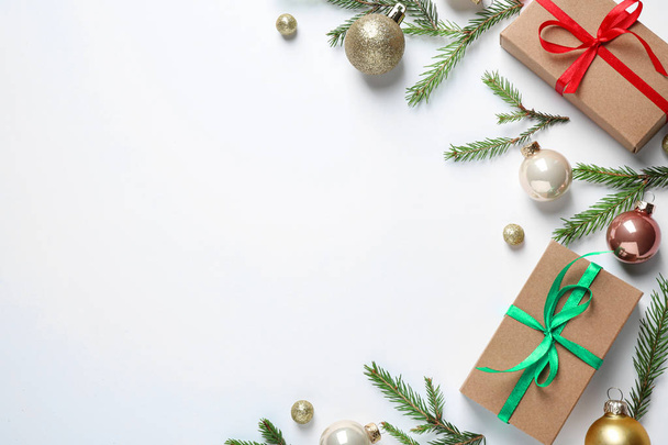 flache Liegekomposition mit Weihnachtsgeschenken und festlichem Dekor auf weißem Hintergrund. Raum für Text - Foto, Bild