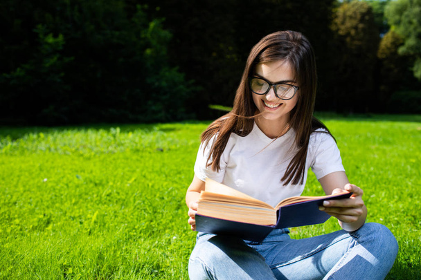 Student Girl Studying in Campus Park - Valokuva, kuva