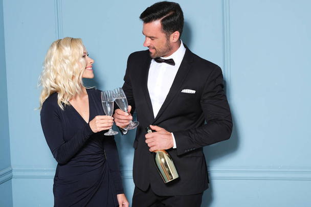 Happy couple viert met glas Champagne. - Foto, afbeelding