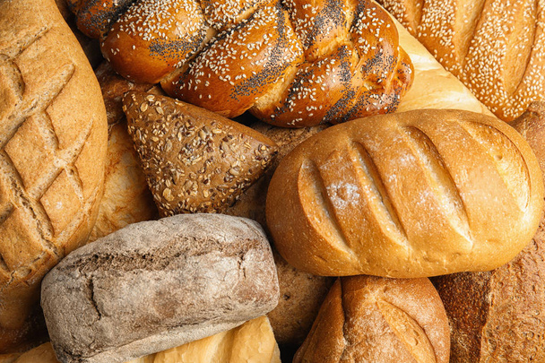Φρέσκα ψωμιά και αρτοσκευάσματα ως φόντο, κορυφή θέα - Φωτογραφία, εικόνα