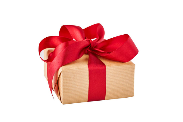 boîte cadeau en papier artisanal avec ruban rouge isolé sur fond blanc
 - Photo, image