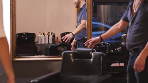 um salão de cabeleireiro
 - Filmagem, Vídeo