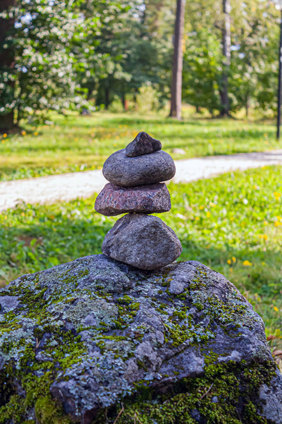 stenen piramide gemaakt zonder bevestigingsmiddelen, alleen evenwicht op een bospad op een zonnige zomerdag close-up - Foto, afbeelding