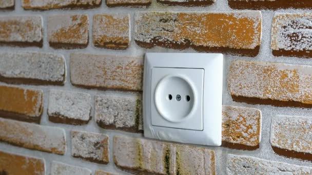 Οι ηλεκτρικές πρίζες καίγονται στον τοίχο στο σπίτι. Βραχυκύκλωμα και κίνδυνος πυρκαγιάς. Ίσως το ηλεκτρικό πλέγμα είναι υπερφορτωμένο ή ο εξοπλισμός αποδείχθηκε κακής ποιότητας. Επιλεκτική εστίαση. Γκρο πλαν. - Πλάνα, βίντεο