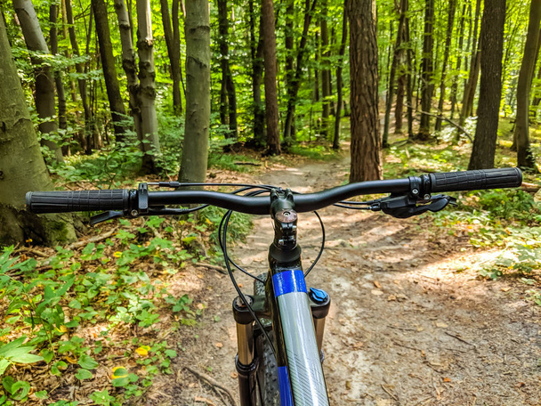 MTB fiets op de trail in het zomerseizoen - Foto, afbeelding