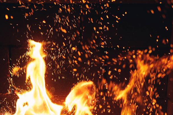 feu brûlant avec des étincelles dans la cheminée
 - Photo, image
