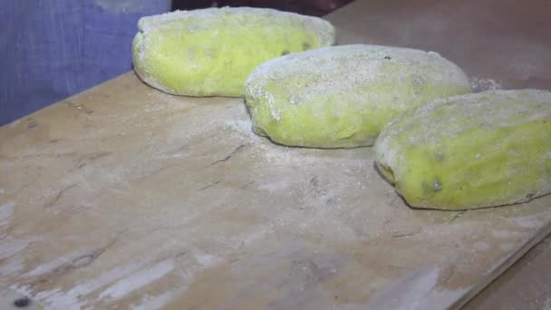 Muž hněte ručně vyrobený chléb rukama v pekárně. - Záběry, video