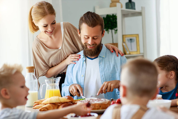 家族の母の父と子供は、mの台所で朝食を持っています - 写真・画像