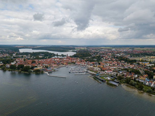 Vista aerea sulla città di Waren sul lago di Mueritz - Foto, immagini
