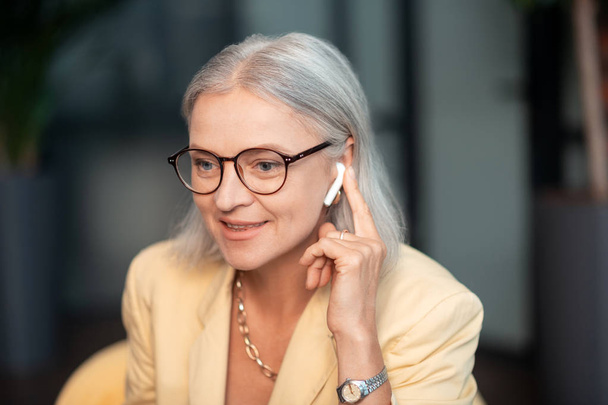 Smiling senior business lady talking on the phone - Fotoğraf, Görsel