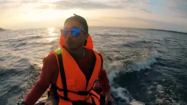Gün batımı sularında yelken bir adamın ön görünümü - Video, Çekim