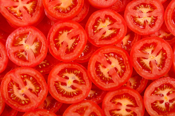Gesneden tomatenachtergrond. Bovenaanzicht.  - Foto, afbeelding