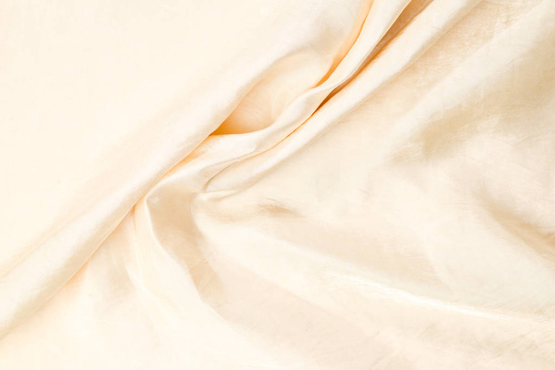 Fondo suave de tela de seda beige liso. Textura de tela.  - Foto, Imagen
