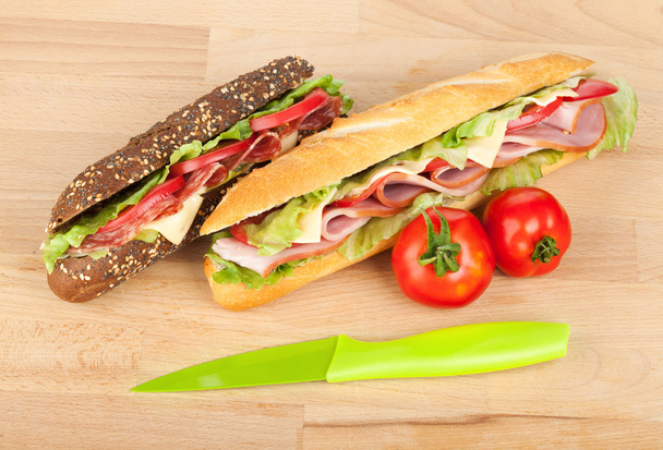 Sanduíches frescas com carne, legumes e tomates
 - Foto, Imagem