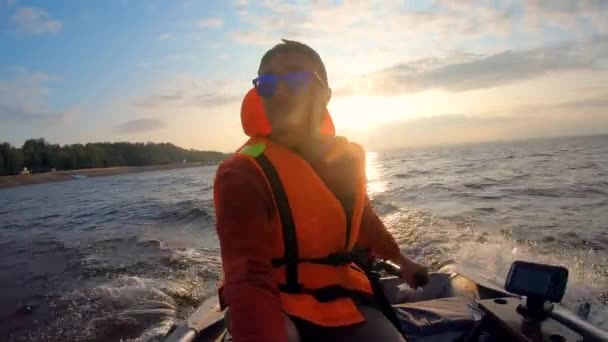 Mężczyzna żegluje łodzią po wodzie - Materiał filmowy, wideo