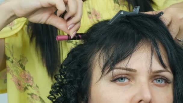 cabeleireiro stylist faz um curl especial pequeno cabelo encaracolado com ferro de ondulação especial
 - Filmagem, Vídeo