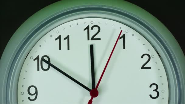 Mitternacht beginnt eine neue Zeit, weiße Uhrenwand zwölf Uhr Zeitraffer 30 Minuten auf schwarzem Hintergrund. - Filmmaterial, Video
