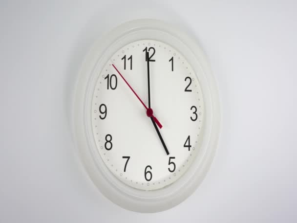 Het begin van de tijd 05,00 am of pm, witte Wandklok rode seconde hand minuut lopen langzaam, tijd concept. - Video