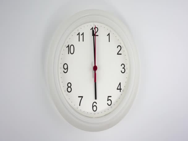 Κοντινά πλάνα λευκό ρολόι τοίχου πρόσωπο αρχή του χρόνου 06,00 πμ ή μμ, ρολόι λεπτό περπάτημα αργά, έννοια του χρόνου. - Πλάνα, βίντεο