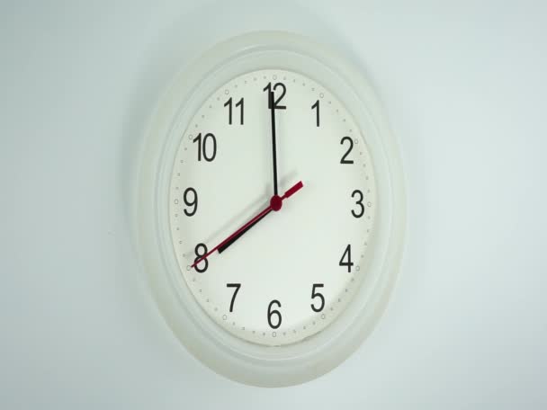 Closeup bílé nástěnné hodiny, obličej začátek času 04,15 na bílém pozadí, časová koncepce. - Záběry, video