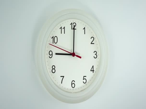 Początek czasu 09,00 am lub PM, zbliżenie biały zegar ścienny czerwona sekunda minuta chodzić powoli, koncepcja czasu. - Materiał filmowy, wideo