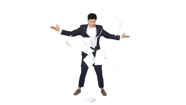 Бизнесмен бросает бумажки в воздух и танцует на белом фоне
. - Кадры, видео