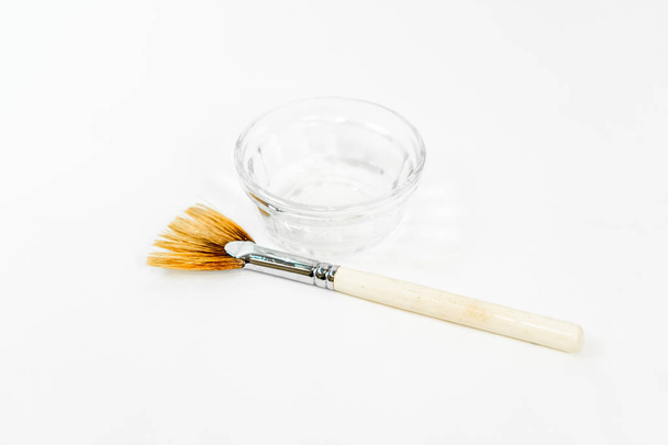 Chemisches Peeling (Gesichtspeeling) flüssige Zutat mit Kosmetikbürste, für Gesichtsbehandlungen durch einen Kosmetiker. oft als Jeßner-Peeling bezeichnet, mit Säureformeln für Teint und Anti-Aging-Behandlungen. - Foto, Bild