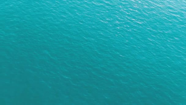 Luftaufnahme von oben nach unten aus großer Höhe mit grünem Meerwasser. Die Kamera fliegt über das Wasser, ein Blick auf die Wasseroberfläche. Hintergrund der Wasseroberfläche. 4K-Luftaufnahme - Filmmaterial, Video