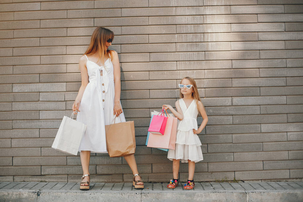 Mutter und Tochter mit Einkaufstasche in der Stadt - Foto, Bild