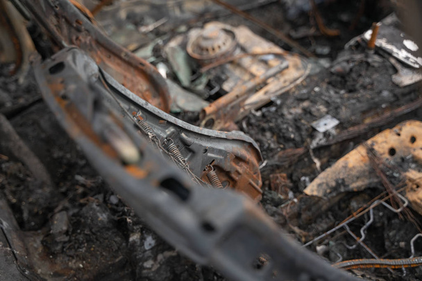 auto na opzettelijke brandstichting. vernietigd voertuig na een brand gesmolten is op straat. - Foto, afbeelding