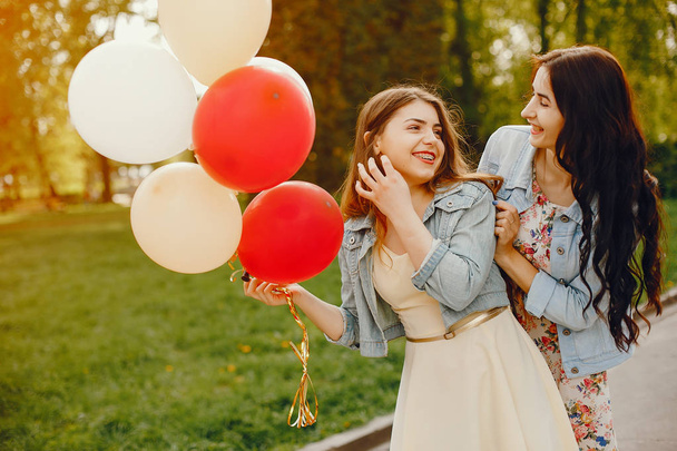 Mädchen mit Luftballons - Foto, Bild