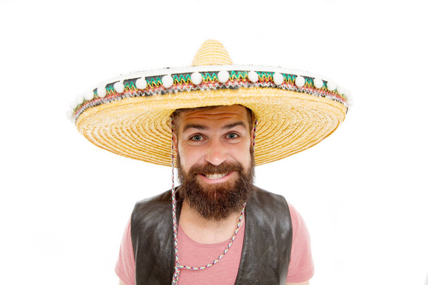 Juhli perinteistä meksikolaista lomaa. Meksikolainen juhlakonsepti. Guy onnellinen iloinen juhlava asu valmis juhlimaan. Mies parrakas iloinen kaveri yllään sombrero meksikolainen hattu. Meksikolainen melodia ajaa häntä
 - Valokuva, kuva
