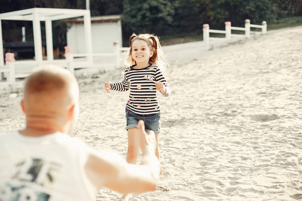Kızı yla baba bir yaz parkında oynuyor - Fotoğraf, Görsel