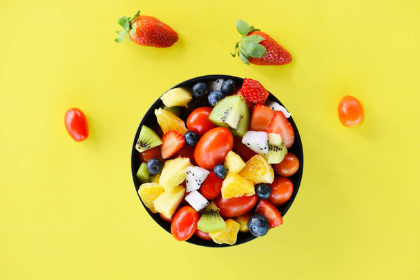 Sałatka owocowa miski świeże lato owoce i warzywa zdrowe orga - Zdjęcie, obraz